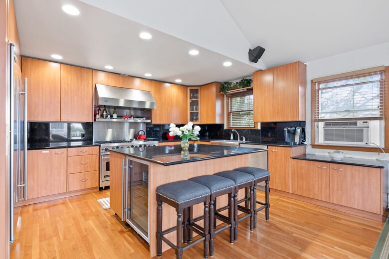 Coastal Haven Steps from the Beach with Viking Kitchen and Deck - Kismet, New York