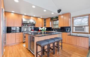 Coastal Haven Steps from the Beach with Viking Kitchen and Deck - Kismet, New York