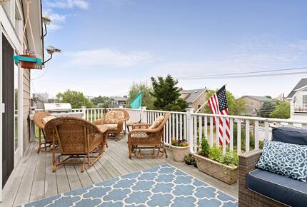 Coastal Haven Steps from the Beach with Viking Kitchen and Deck - Kismet, New York