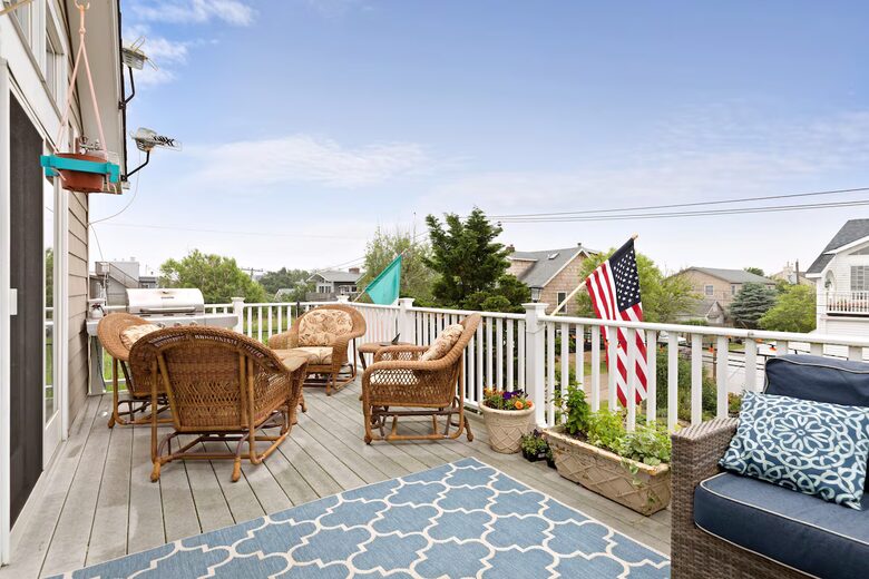 Coastal Haven Steps from the Beach with Viking Kitchen and Deck - Kismet, New York