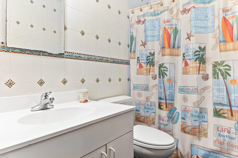 Coastal Haven Steps from the Beach with Viking Kitchen and Deck - Kismet, New York