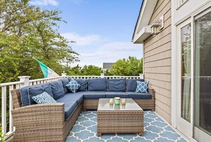 Coastal Haven Steps from the Beach with Viking Kitchen and Deck - Kismet, New York