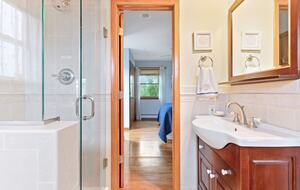 Coastal Haven Steps from the Beach with Viking Kitchen and Deck - Kismet, New York