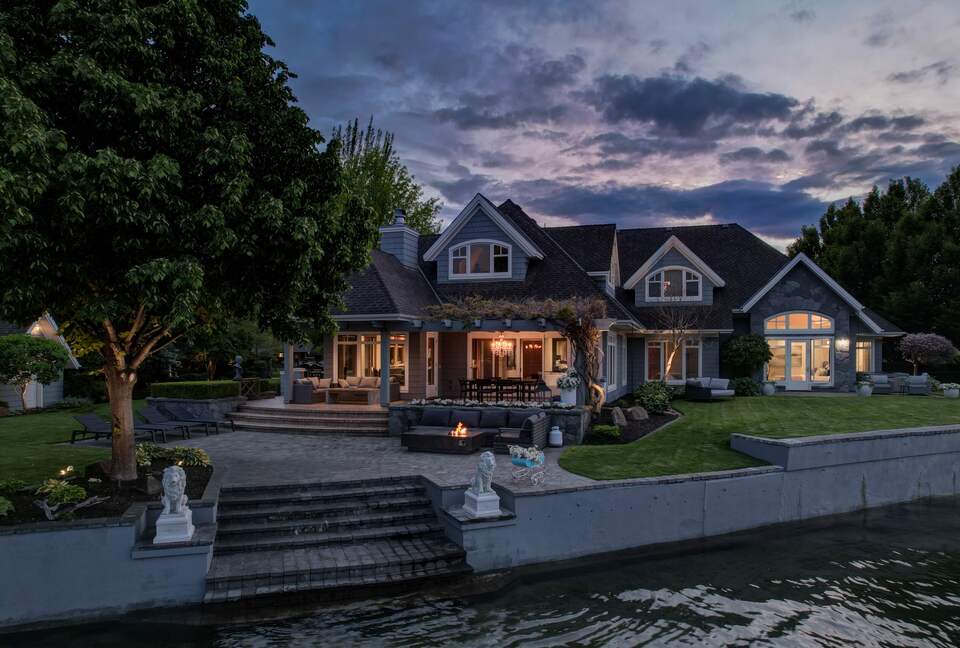 Gated Okanagan Waterfront Estate with Private Dock and Hot Tub - Summerland, Canada