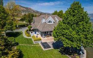 Gated Okanagan Waterfront Estate with Private Dock and Hot Tub - Summerland, Canada