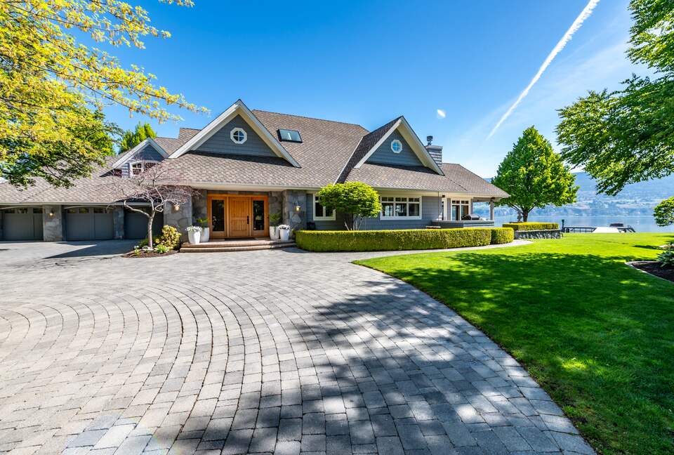 Gated Okanagan Waterfront Estate with Private Dock and Hot Tub - Summerland, Canada