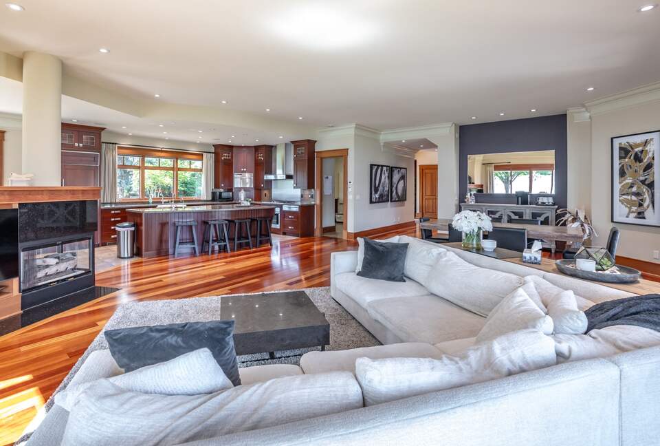 Gated Okanagan Waterfront Estate with Private Dock and Hot Tub - Summerland, Canada