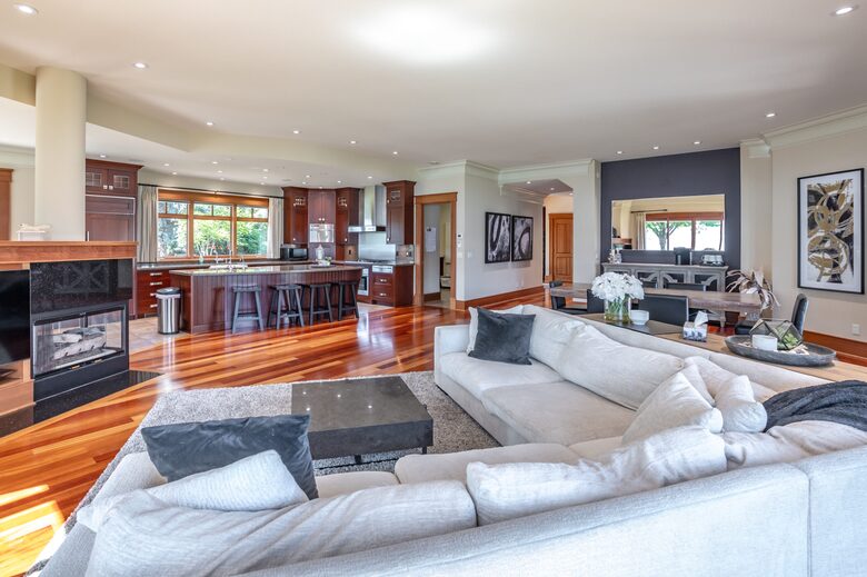 Gated Okanagan Waterfront Estate with Private Dock and Hot Tub - Summerland, Canada