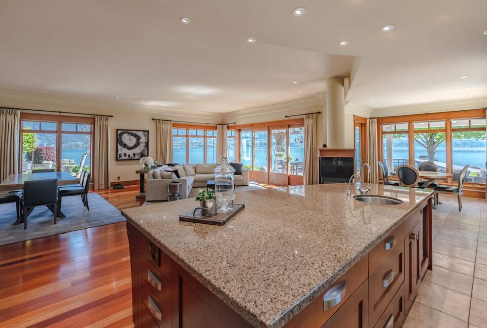 Gated Okanagan Waterfront Estate with Private Dock and Hot Tub - Summerland, Canada