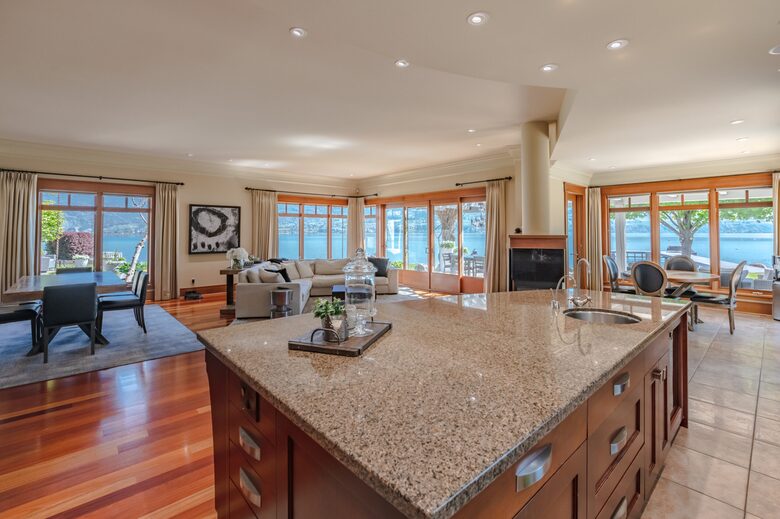Gated Okanagan Waterfront Estate with Private Dock and Hot Tub - Summerland, Canada