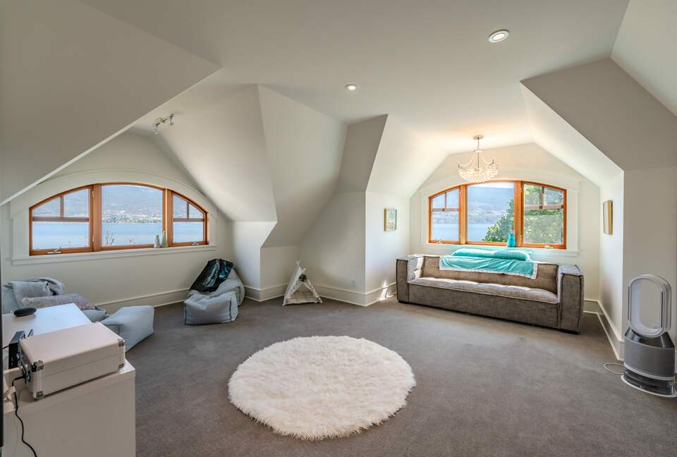 Gated Okanagan Waterfront Estate with Private Dock and Hot Tub - Summerland, Canada