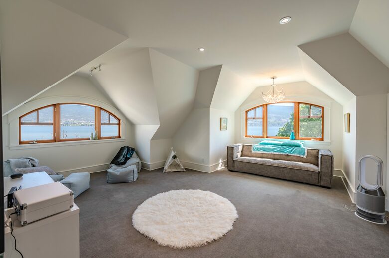 Gated Okanagan Waterfront Estate with Private Dock and Hot Tub - Summerland, Canada