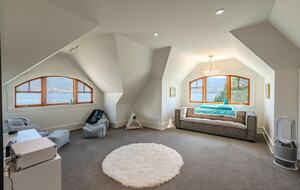 Gated Okanagan Waterfront Estate with Private Dock and Hot Tub - Summerland, Canada