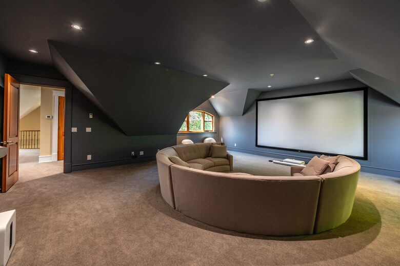 Gated Okanagan Waterfront Estate with Private Dock and Hot Tub - Summerland, Canada