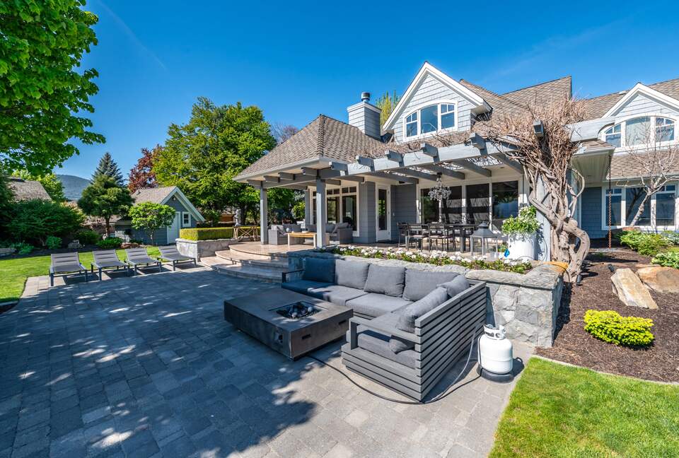 Gated Okanagan Waterfront Estate with Private Dock and Hot Tub - Summerland, Canada