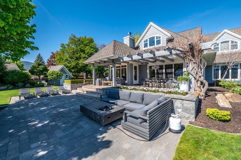 Gated Okanagan Waterfront Estate with Private Dock and Hot Tub - Summerland, Canada