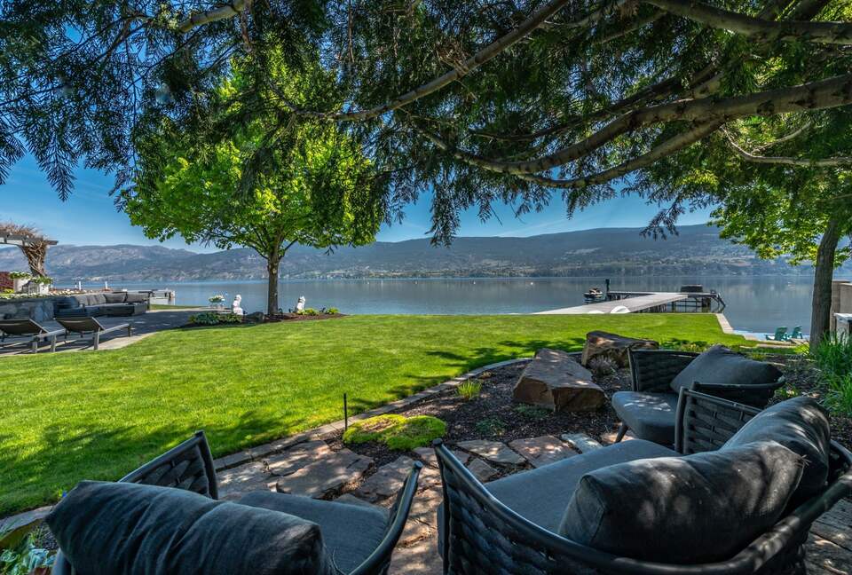 Gated Okanagan Waterfront Estate with Private Dock and Hot Tub - Summerland, Canada