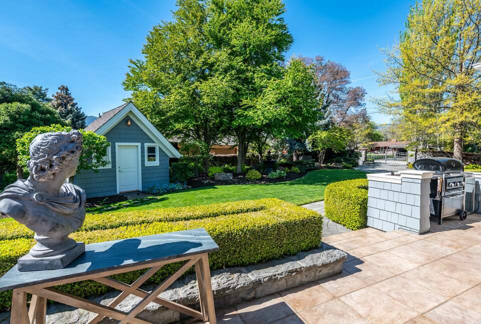 Gated Okanagan Waterfront Estate with Private Dock and Hot Tub - Summerland, Canada