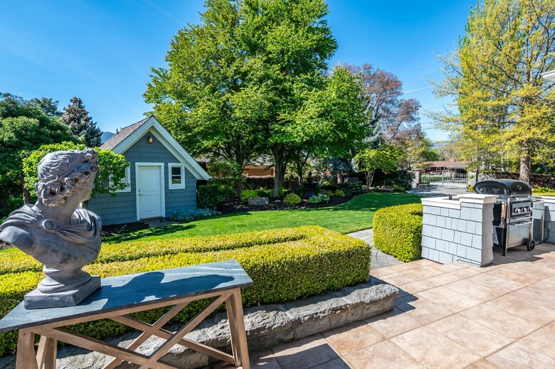 Gated Okanagan Waterfront Estate with Private Dock and Hot Tub - Summerland, Canada