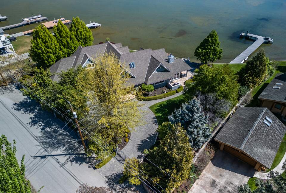 Gated Okanagan Waterfront Estate with Private Dock and Hot Tub - Summerland, Canada
