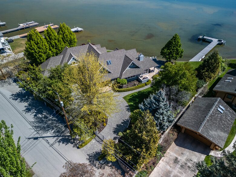 Gated Okanagan Waterfront Estate with Private Dock and Hot Tub - Summerland, Canada