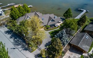 Gated Okanagan Waterfront Estate with Private Dock and Hot Tub - Summerland, Canada