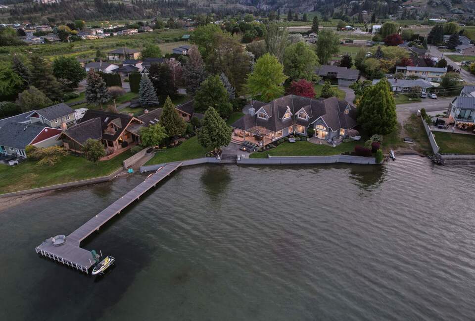 Gated Okanagan Waterfront Estate with Private Dock and Hot Tub - Summerland, Canada