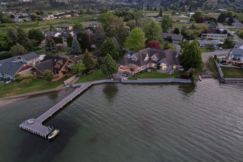 Gated Okanagan Waterfront Estate with Private Dock and Hot Tub - Summerland, Canada