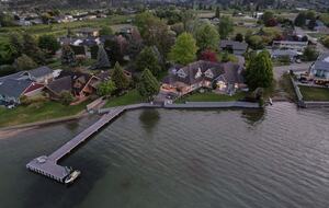 Gated Okanagan Waterfront Estate with Private Dock and Hot Tub - Summerland, Canada