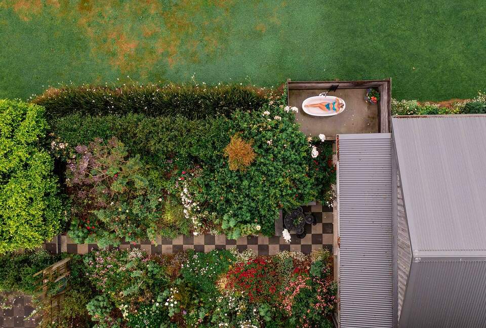 Your own private garden with outdoor bath