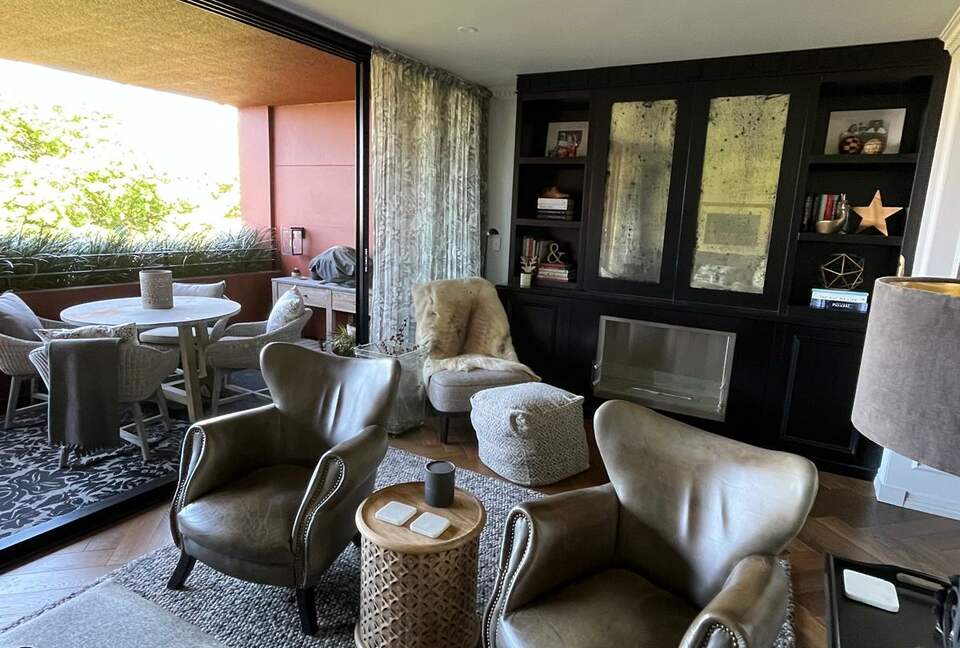 Chic Potts Point Apartment with Balcony and City Views - Sydney, Australia