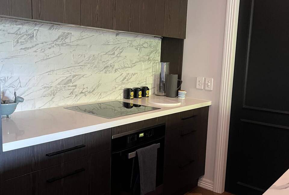 Chic Potts Point Apartment with Balcony and City Views - Sydney, Australia