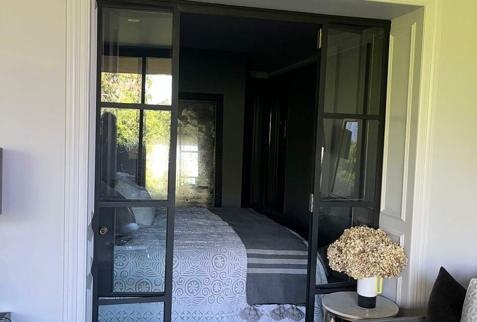 Chic Potts Point Apartment with Balcony and City Views - Sydney, Australia