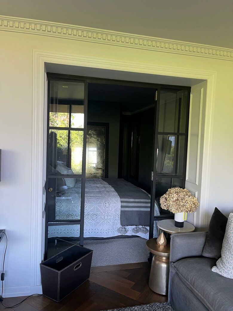 Chic Potts Point Apartment with Balcony and City Views - Sydney, Australia