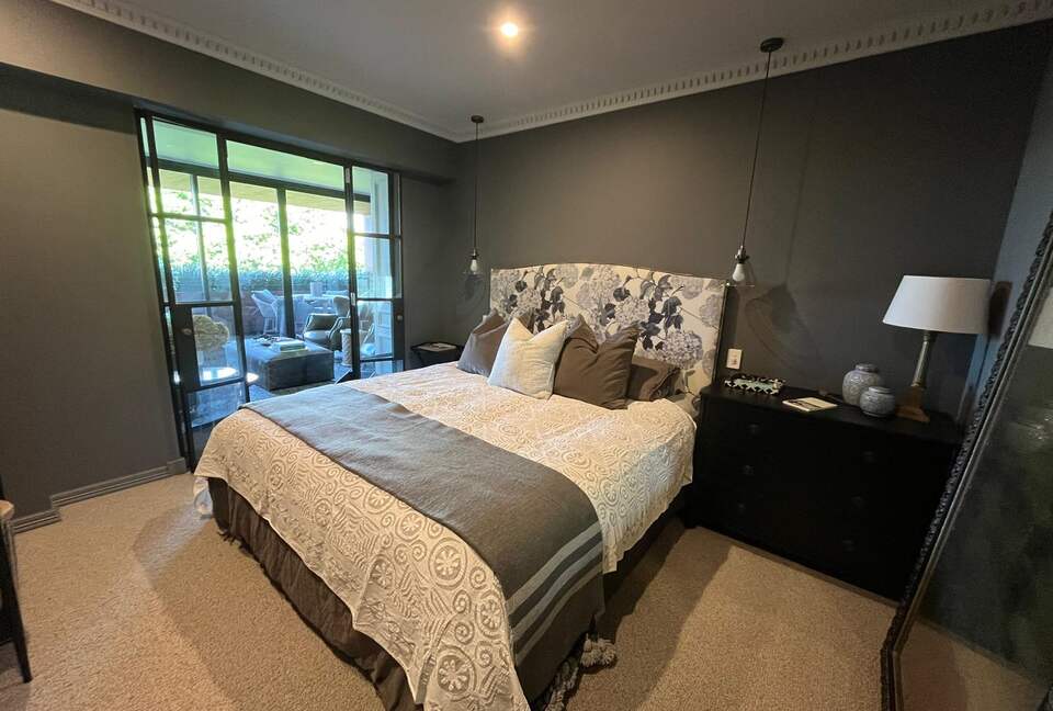 Chic Potts Point Apartment with Balcony and City Views - Sydney, Australia