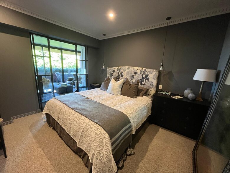 Chic Potts Point Apartment with Balcony and City Views - Sydney, Australia