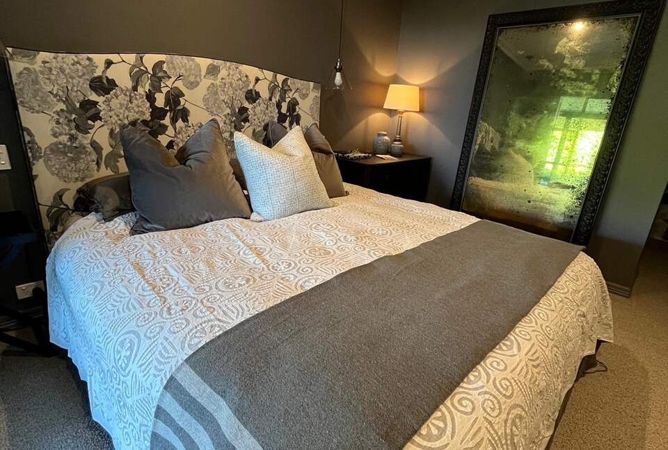 Chic Potts Point Apartment with Balcony and City Views - Sydney, Australia