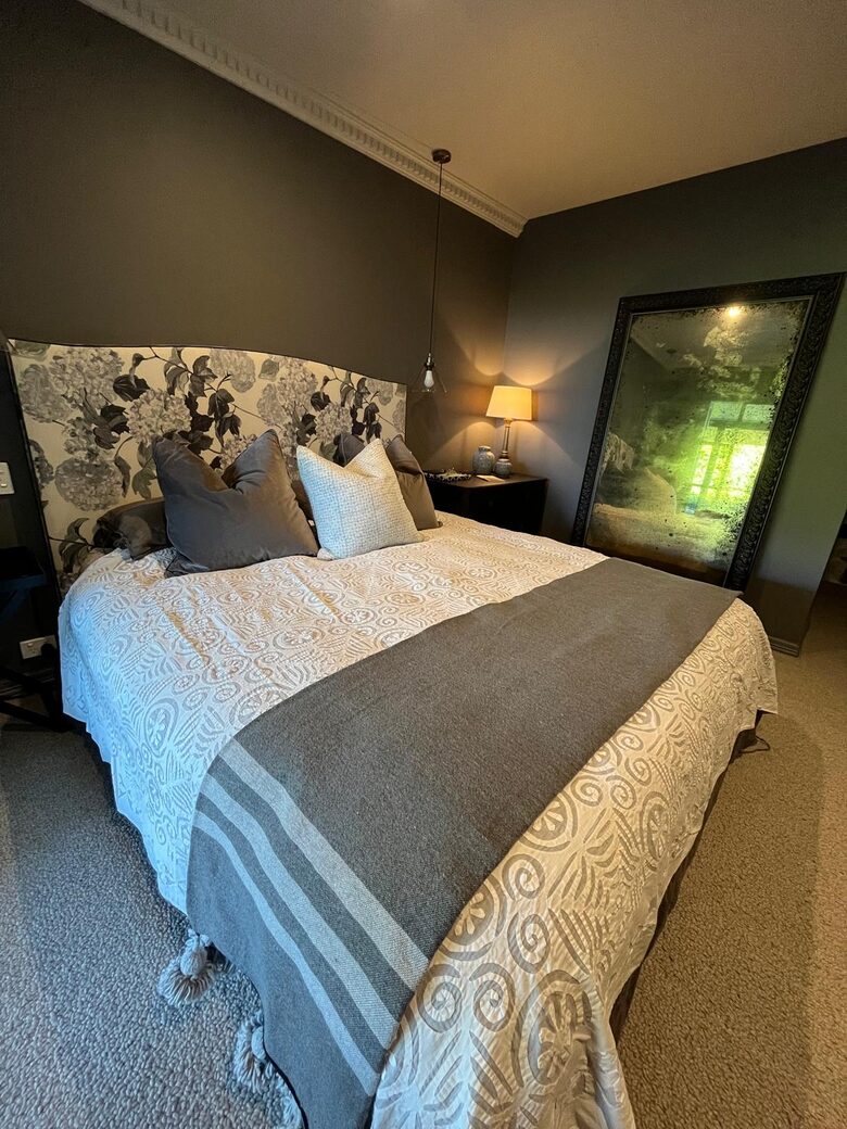 Chic Potts Point Apartment with Balcony and City Views - Sydney, Australia