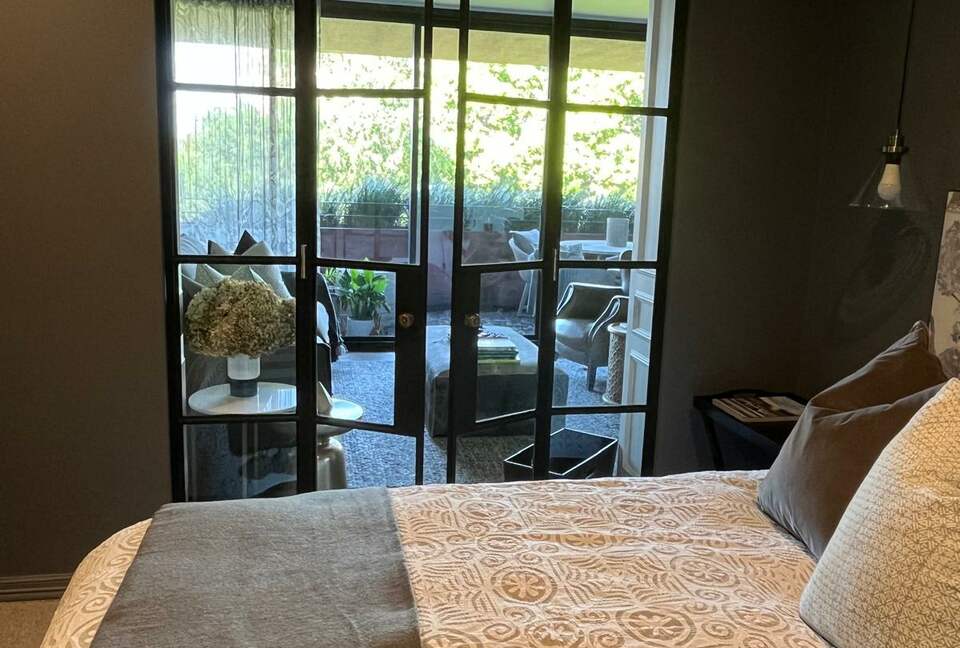 Chic Potts Point Apartment with Balcony and City Views - Sydney, Australia