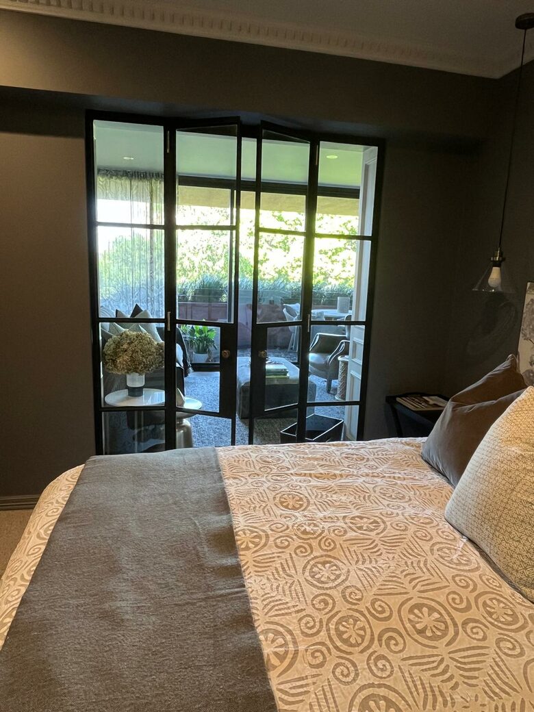 Chic Potts Point Apartment with Balcony and City Views - Sydney, Australia