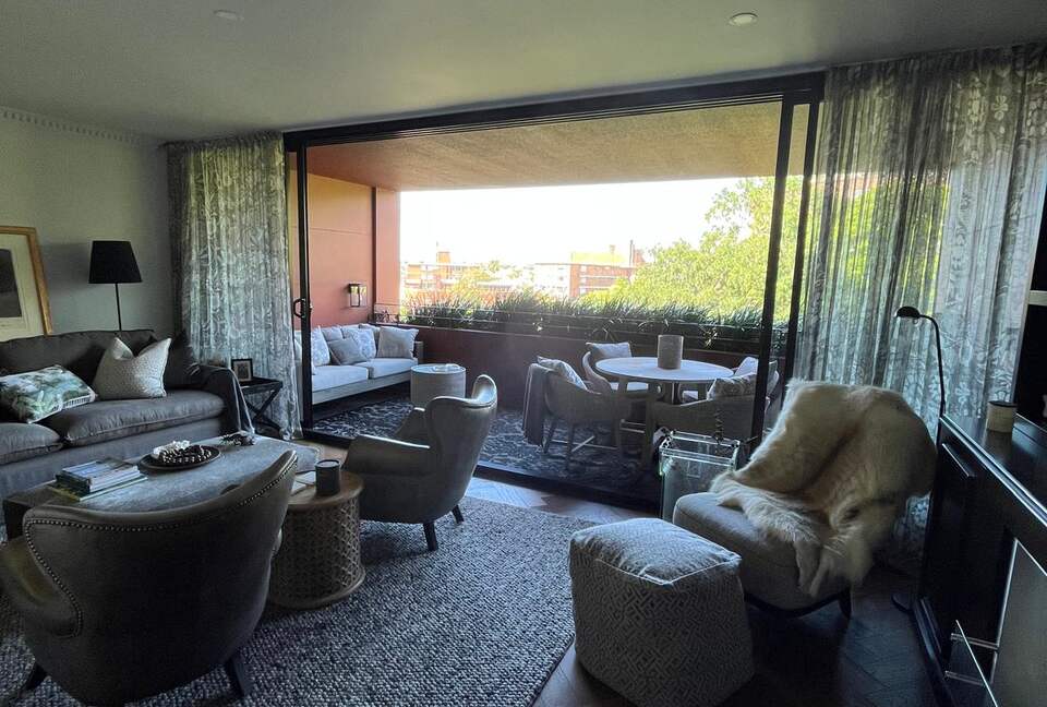 Chic Potts Point Apartment with Balcony and City Views - Sydney, Australia