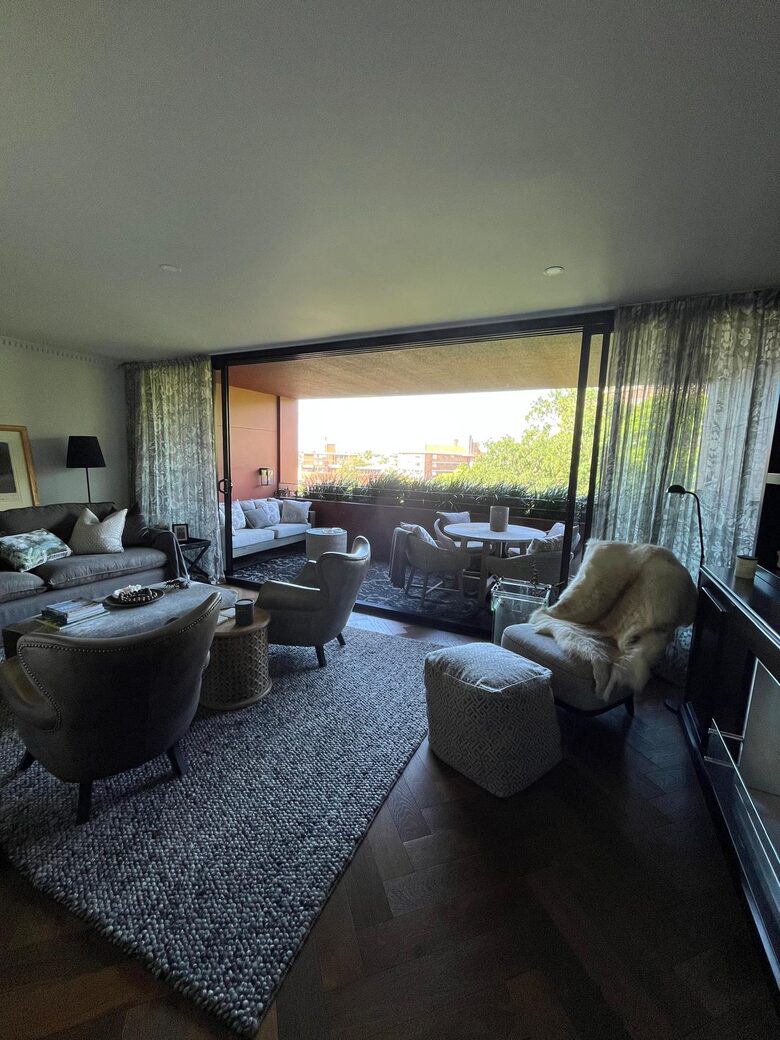 Chic Potts Point Apartment with Balcony and City Views - Sydney, Australia