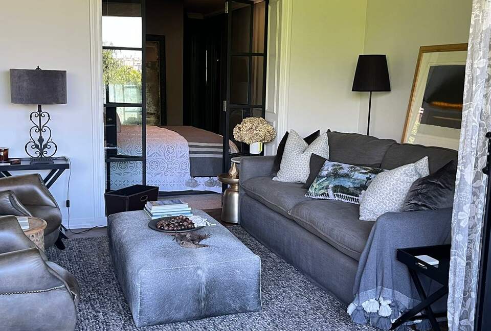 Chic Potts Point Apartment with Balcony and City Views - Sydney, Australia