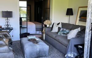 Chic Potts Point Apartment with Balcony and City Views - Sydney, Australia