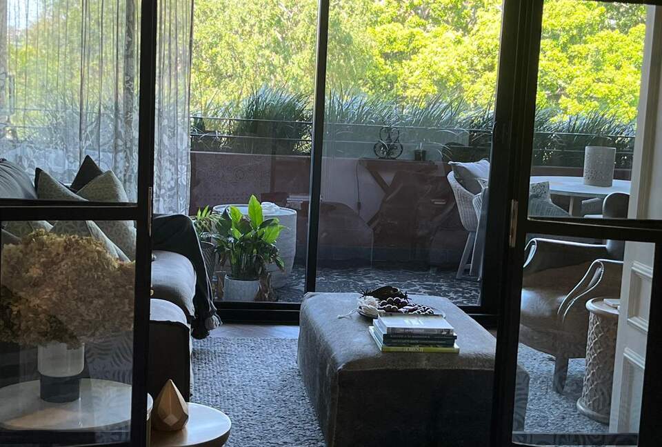 Chic Potts Point Apartment with Balcony and City Views - Sydney, Australia