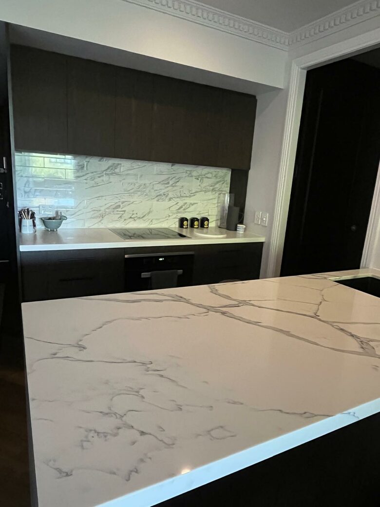 Chic Potts Point Apartment with Balcony and City Views - Sydney, Australia