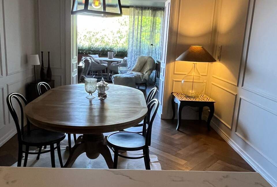 Chic Potts Point Apartment with Balcony and City Views - Sydney, Australia