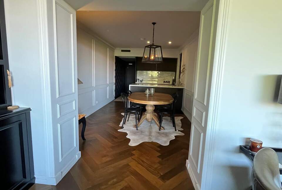 Chic Potts Point Apartment with Balcony and City Views - Sydney, Australia