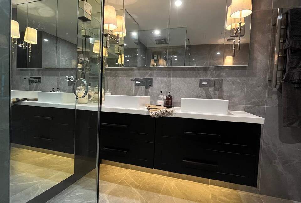 Chic Potts Point Apartment with Balcony and City Views - Sydney, Australia