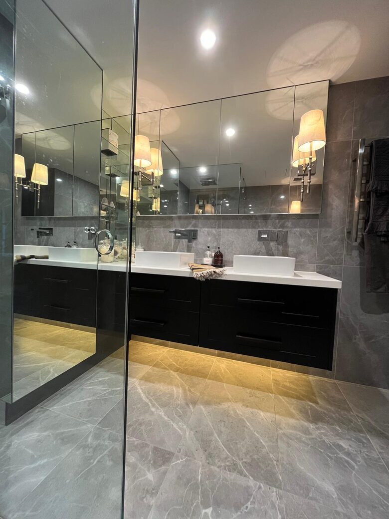 Chic Potts Point Apartment with Balcony and City Views - Sydney, Australia